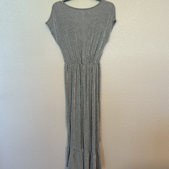 Women’s new with tags black and white striped dress size medium. - Picture 4 of 4